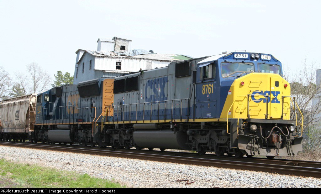 CSX 8761 awaits its chance to proceed southbound